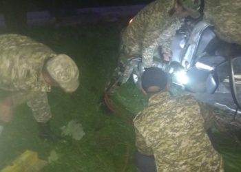 Ысык-Көлдө унаа терекке урунуп, 2 адам жаракат алды