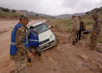 Жалал-Абадда сел суулары жеңил унааны агызып, унаа көпүрөгө кептелип калган