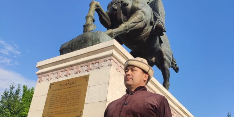 Манасчы Дөөлөт Сыдыков Түркияда жүргөнүн ачыктады