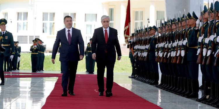 Бишкекте Садыр Жапаров менен Касым-Жомарт Токаевдин расмий жолугушуу аземи болду