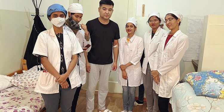 «10 күндөн бери оозума эч нерсе ала элекмин». Тамада Эрнис Бөрүбаев ооруканада дарыланууда