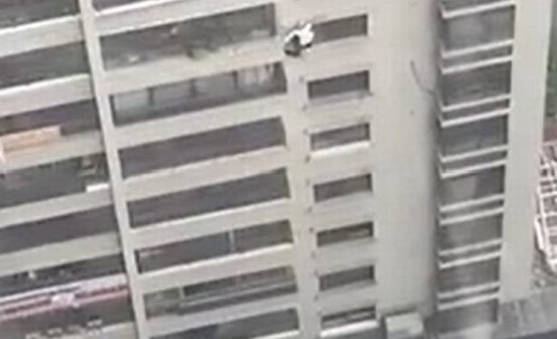 Кытайда «эр жүрөк» коопсуздугу жок 37-кабаттан жерге түштү