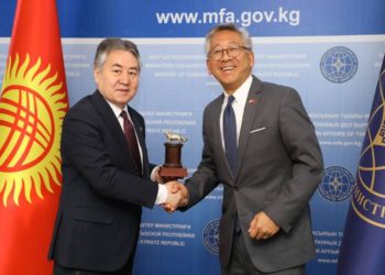 АКШнын Мамлекеттик катчысынын жардамчысы Кыргызстанга келип, ТИМ башчысы менен жолукту