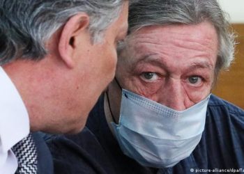 Жаза өтүп жаткан актёр Михаил Ефремовду камсыздоо компаниясы сотко берди