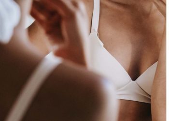 Дааратканада ич кийимчен селфи кылган стюардесса жумуштан айдалды