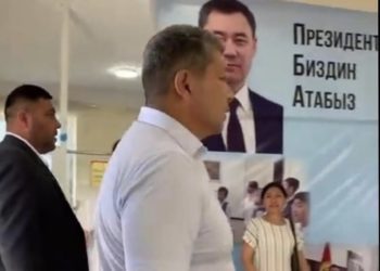 «Президент биздин атабыз». Садыр Жапаровдун сүрөтүнүн жанындагы жазуу талкууда