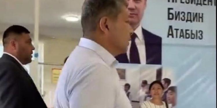 «Президент биздин атабыз». Садыр Жапаровдун сүрөтүнүн жанындагы жазуу талкууда