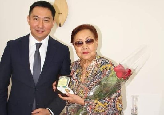 Самара Токтакуновага ТҮРКСОЙ эл аралык уюмунун жогорку даражадагы алтын медалы тапшырылды