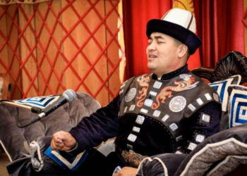 Манасчы Дөөлөт Сыдыков кызматын тапшырып, үй-бүлөсү менен өлкөдөн чыгып кетти