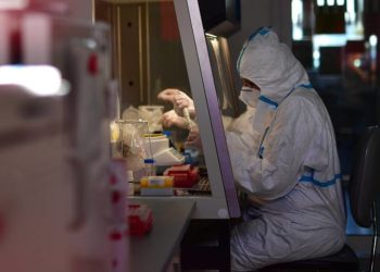 COVID-19 акылга коркунуч келтирет жана оорунун таасири мээни 20 жылга карытып салгандай таасир берет