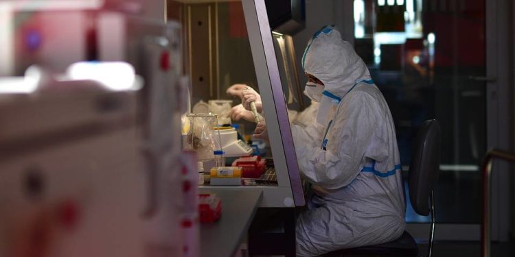 COVID-19 акылга коркунуч келтирет жана оорунун таасири мээни 20 жылга карытып салгандай таасир берет