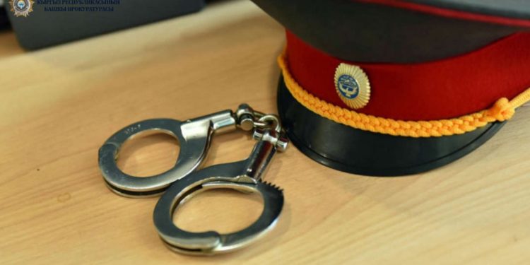 Прокуратура 5 миң сом алып жаткан жеринен милиция кызматкерлерин кармады