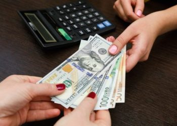 Валюталык базарда доллар менен рублдун баасы кандай болуп жатат?