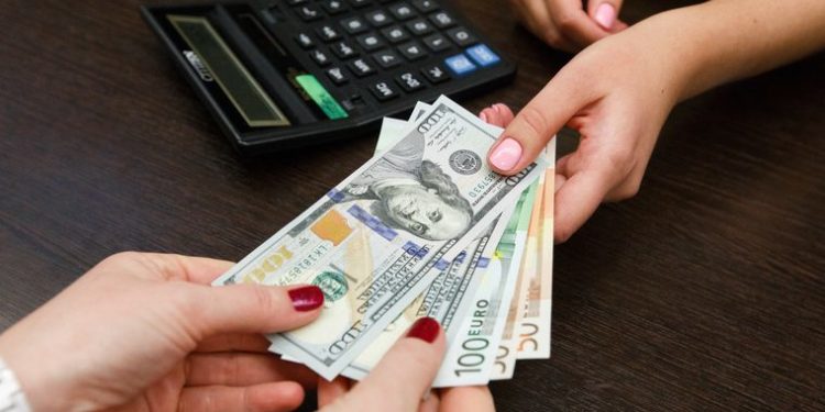 Валюталык базарда доллар менен рублдун баасы кандай болуп жатат?