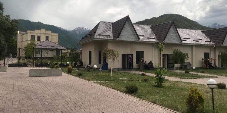 Адвокат: «Атамбаевдин Кой-Таштагы үйүн бошотууну талап кылып жатышат»