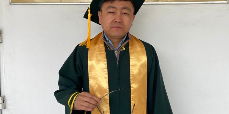Мирлан Баеков 40 жашында жогорку билимдин ээси болду