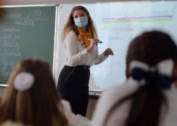 «Балдардын билими төмөндөп кетти». Садыр Жапаров мугалимдердин айлыгын эмне себептен көтөргөнүн айтты