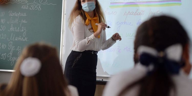 «Балдардын билими төмөндөп кетти». Садыр Жапаров мугалимдердин айлыгын эмне себептен көтөргөнүн айтты