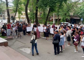 Саламаттыкты сактоо министрлигинин алдында Алымкадыр Бейшеналиевди колдоо митинги өтүп жатат