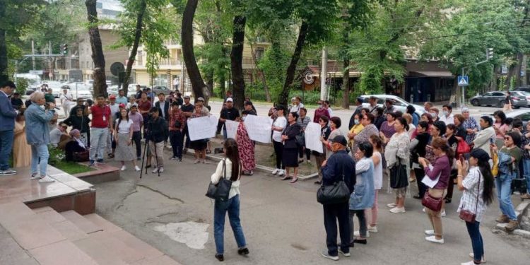 Саламаттыкты сактоо министрлигинин алдында Алымкадыр Бейшеналиевди колдоо митинги өтүп жатат
