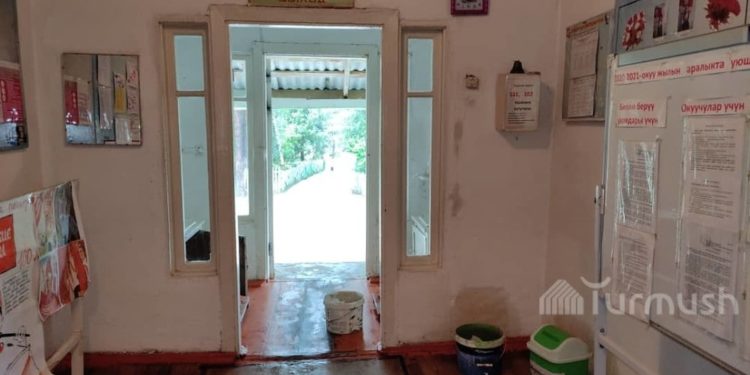 «Чака коюп алып сабак өтө беребиз». Ак-Суудагы мектепте окуучулар тамчылаган кабинетте окушат