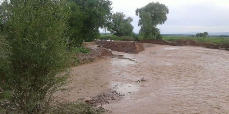 Баткенде кайра сел жүрүп, турактарды, жолдорду жууп кетти