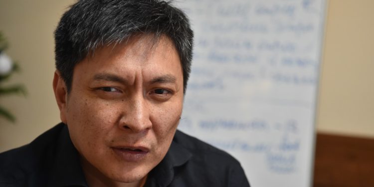 Бишкекте иликтөөчү журналист Болот Темировдун соту башталып, ал жабык өттү