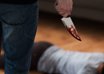 Бишкекте 25 жаштагы кыз киши колдуу болду. Кылмышка шектүү жигит өзүнө кол салып, комада