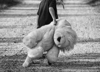 «Ата, сизди сагындым». Ноокатта аял окуучу кызынын жансыз денесин ооруканага алып барган