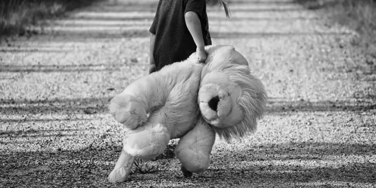 «Ата, сизди сагындым». Ноокатта аял окуучу кызынын жансыз денесин ооруканага алып барган