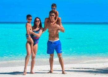 Уулун колдоо үчүн атасы Токмоктон Санкт-Петербург шаарына көчкөн. Дмитрий Биволдун өмүр баяны