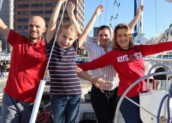 «Өлүм алдында жатканда кыздарыбыз яхтаны башкарышты». Орусияда жер кезген үй-бүлө 7 жылдан кийин үйүнө келди