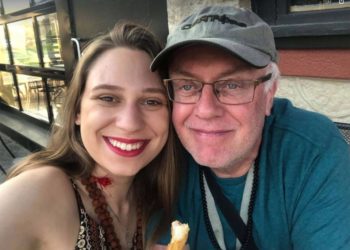 1 ай гана тааныш болгон. 25 жаштагы кыз 71 жаштагы абышкага турмушка чыкты