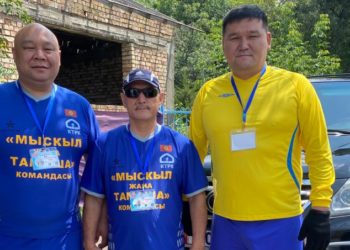 Кыргыз-өзбек куудулдары футболдук мелдеш өткөрүштү