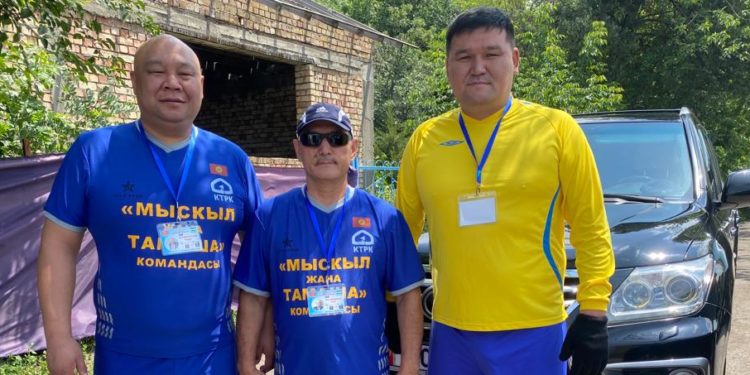 Кыргыз-өзбек куудулдары футболдук мелдеш өткөрүштү