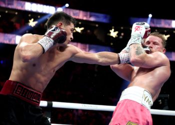 Кыргызстанда туулган Дмитрий Бивол Дүйнө чемпиону Сауль «Канело» Альварести жеңип алды