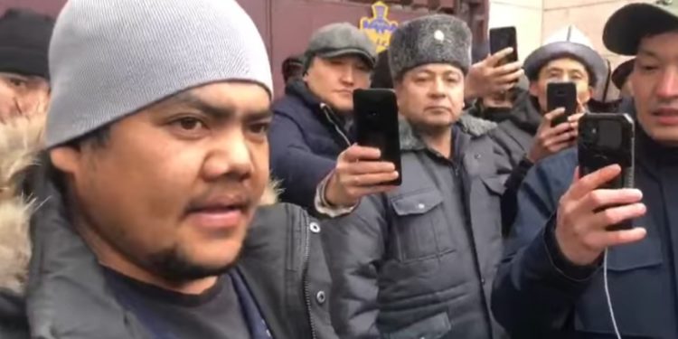 Төкмө акын Болот Назаровдун соту 20-майга жылдырылды