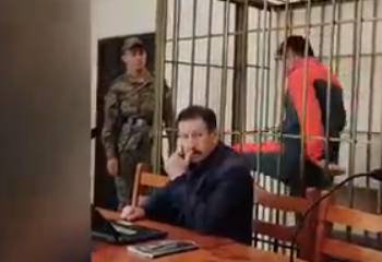 «Тосмону тепкилеп». Бишкек шаардык соту Мелис Аспековдун ишин кароону 3-июнда улантат