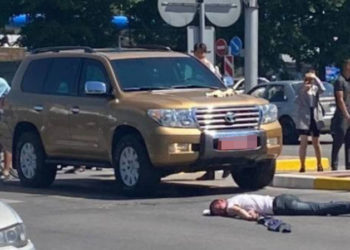 Бишкекте элчиликтин унаасы жөө адамды сүзүп кетти. Жабырлануучунун мас абалында экени айтылууда