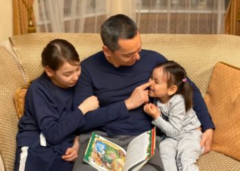 Саясатчы Өмүрбек Бабанов туулган күнүндө неберелүү болду