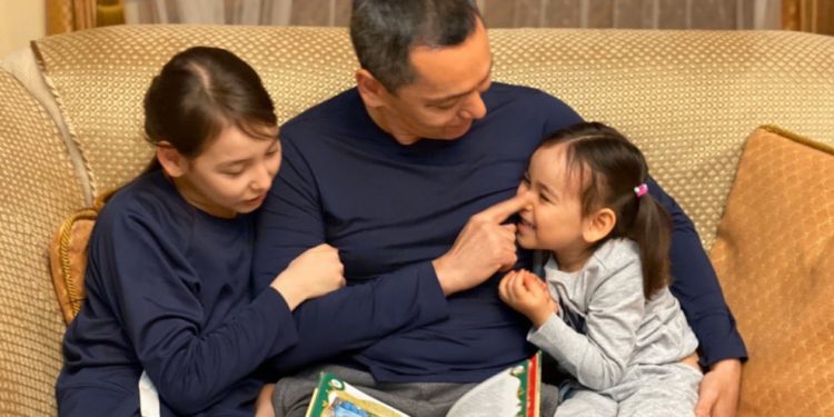 Саясатчы Өмүрбек Бабанов туулган күнүндө неберелүү болду