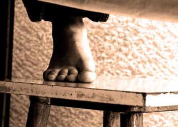 Кадамжайда 11-класстын окуучусу өз жанын кыйды. Ал үйдө жалгыз болгон