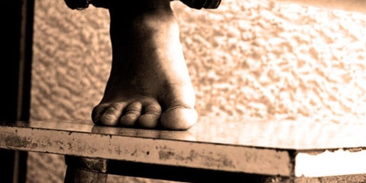 Кадамжайда 11-класстын окуучусу өз жанын кыйды. Ал үйдө жалгыз болгон