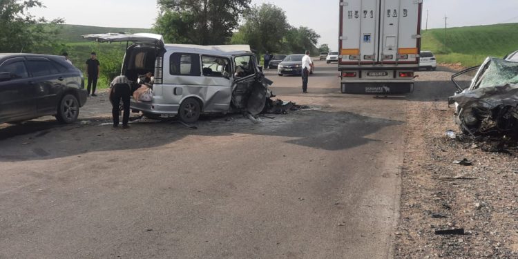 Жалал-Абаддагы 2 адамдын өмүрүн алып, 9 адам ооруканага жеткирилген жол кырсык. Эки наристенин абалы оор