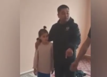 «Эч кимге дооматы жок». Москвада сабалган 10 жаштагы кыздын апасы арыз жазуудан баш тартты