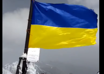 Путин чокусуна илинген Украинанын желеги. Эки альпинист милицияга сурак берди