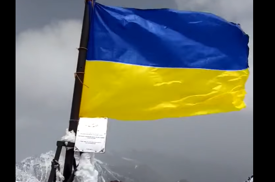 Кыргызстандагы Путин чокусуна Украинаны желегин илип кетишкен (видео)