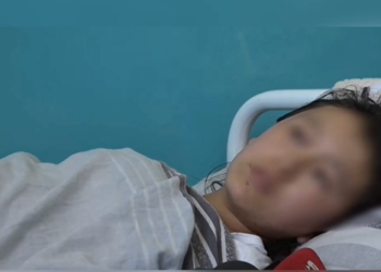 Мугалимден токмок жеген окуучу кыз: «Эжей менин үй-бүлөмө асылды»