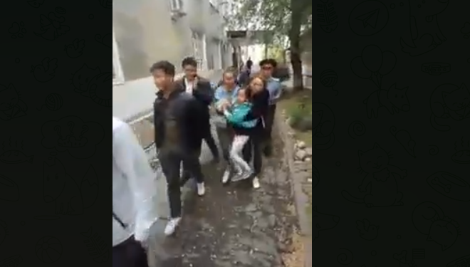 «Сот кызды апасы менен жашайт деп чечкен». Аталап ыйлаган кыздын видеосу боюнча соттон түшүндүрмө берди