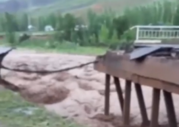 Садыр Жапаров селден улам 281 үй-бүлө туугандарыныкына, 10 үй-бүлө мечитке, 26 адам чайханага жайгаштырылганын билдирди